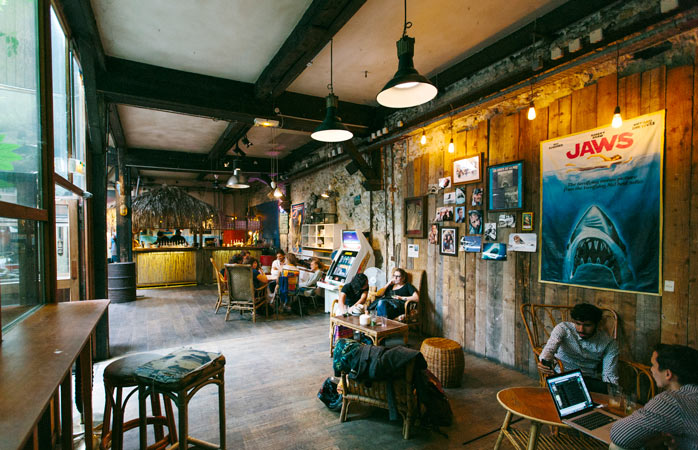 Boire Un Verre Sur Une Peniche Paris Boire un verre Paris: 12 bars et cafés à tester absolument | momomdo