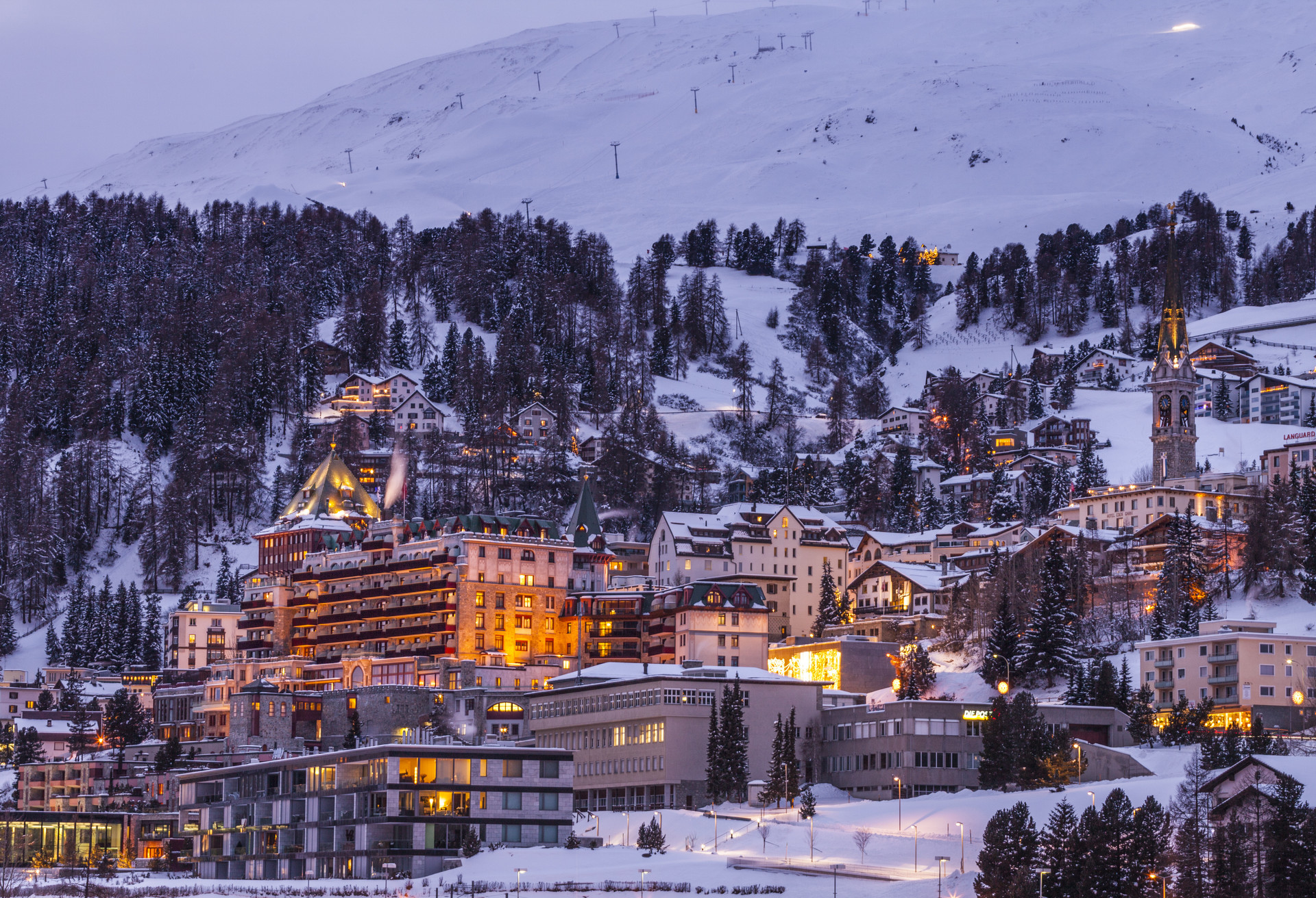 Les lumières de St Moritz scintillent dans la nuit étoilée