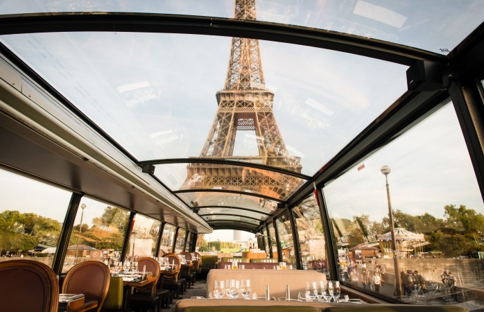 Dînez dans un bus tout en observant les monuments parisiens avec le Bustronome