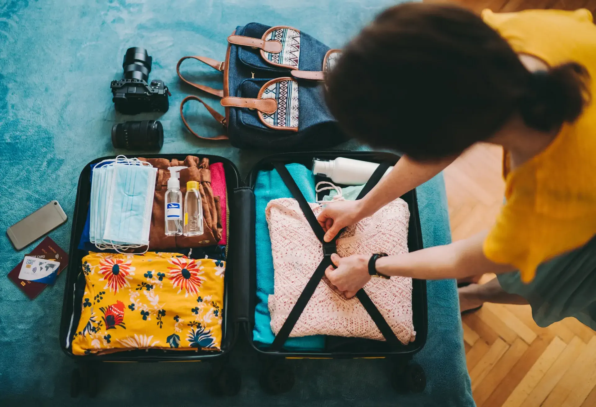Tous les objets de valeur dans les bagages à main.